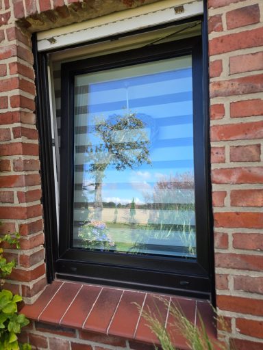 Fensterreinigung innen & außen – jetzt glänzt der Ausblick.